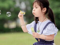 邱姓女孩有灵气的名字：漂亮好听又吉祥(邱希思、邱芯瑜)