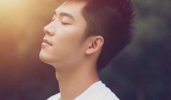 适合年轻人的男生网名必备精选：青春璀璨的年少（霸气潮流吸引人）